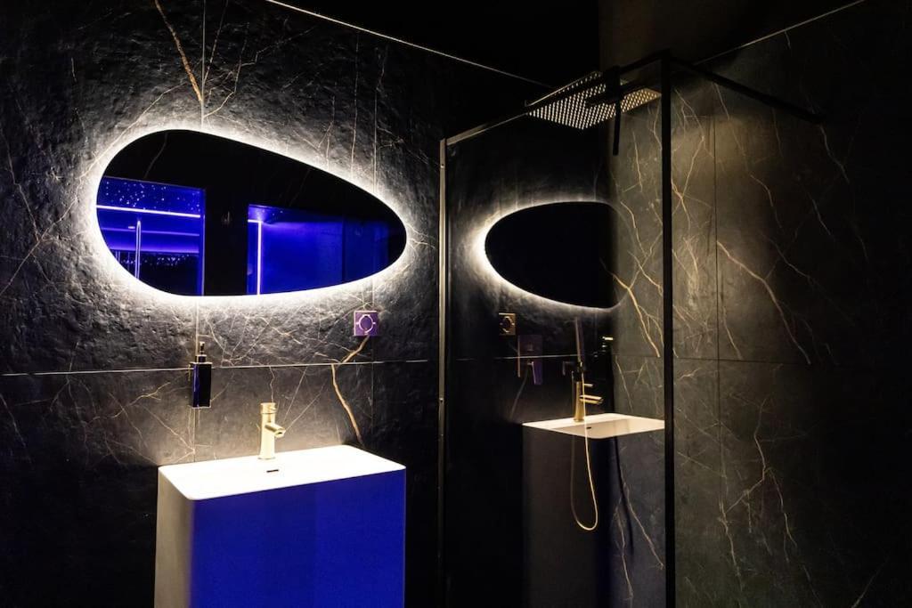 Loveroom O Diable Des Plaisirs Avec Jacuzzi Tourcoing Exterior photo