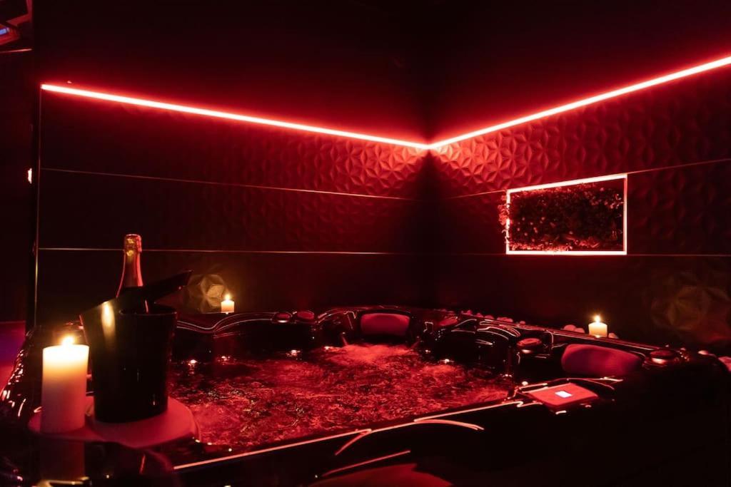 Loveroom O Diable Des Plaisirs Avec Jacuzzi Tourcoing Exterior photo