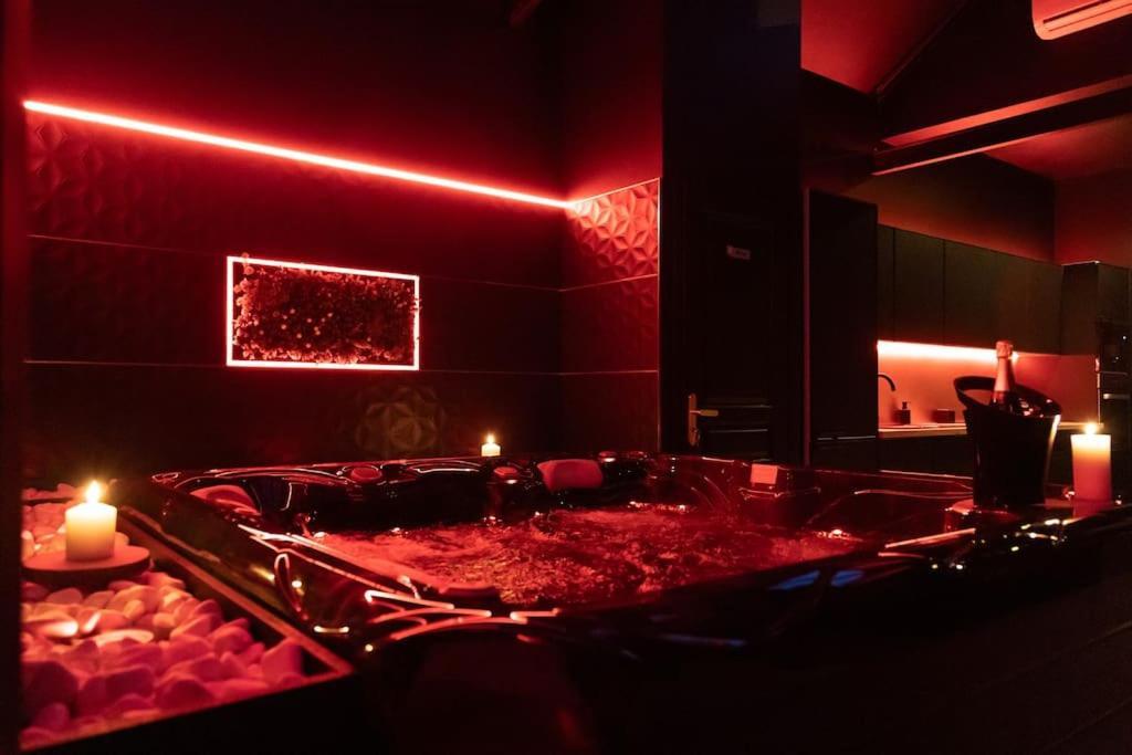 Loveroom O Diable Des Plaisirs Avec Jacuzzi Tourcoing Exterior photo