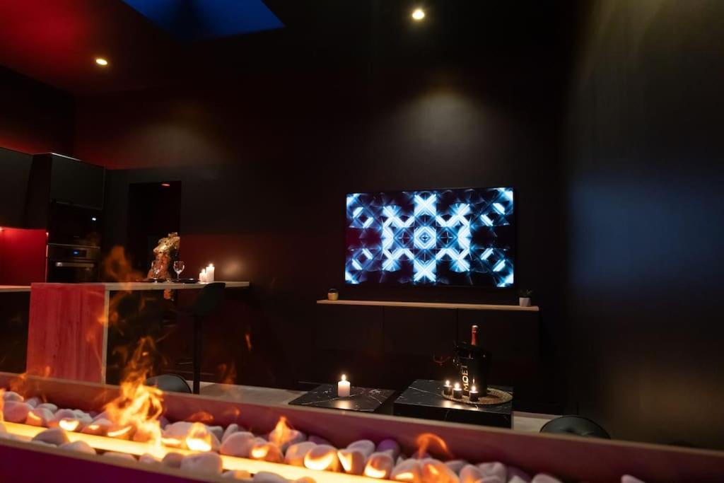 Loveroom O Diable Des Plaisirs Avec Jacuzzi Tourcoing Exterior photo