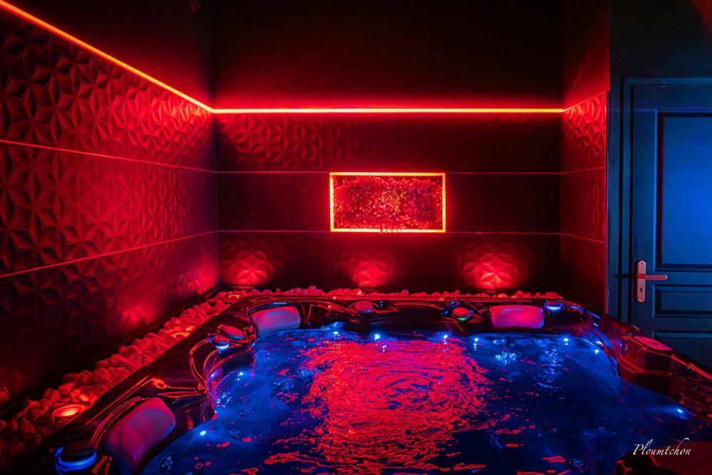 Loveroom O Diable Des Plaisirs Avec Jacuzzi Tourcoing Exterior photo